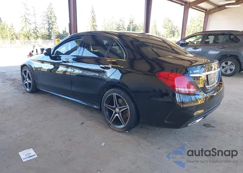 2017 Mercedes-Benz C 300 Sport 4Matic z USA, uszkodzony, nr VIN 55SWF4KB8HU181469